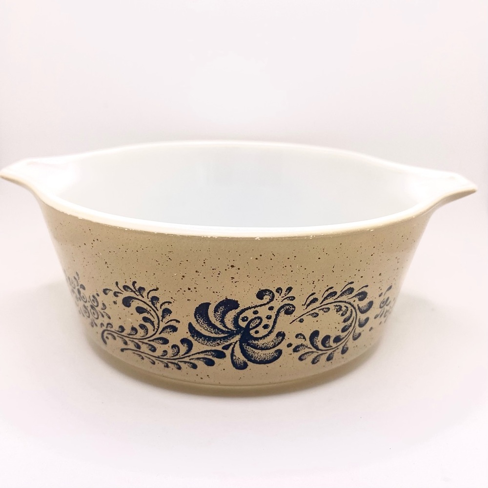 Vintage Pyrex 472-B 750 ML Homestead Round Dish